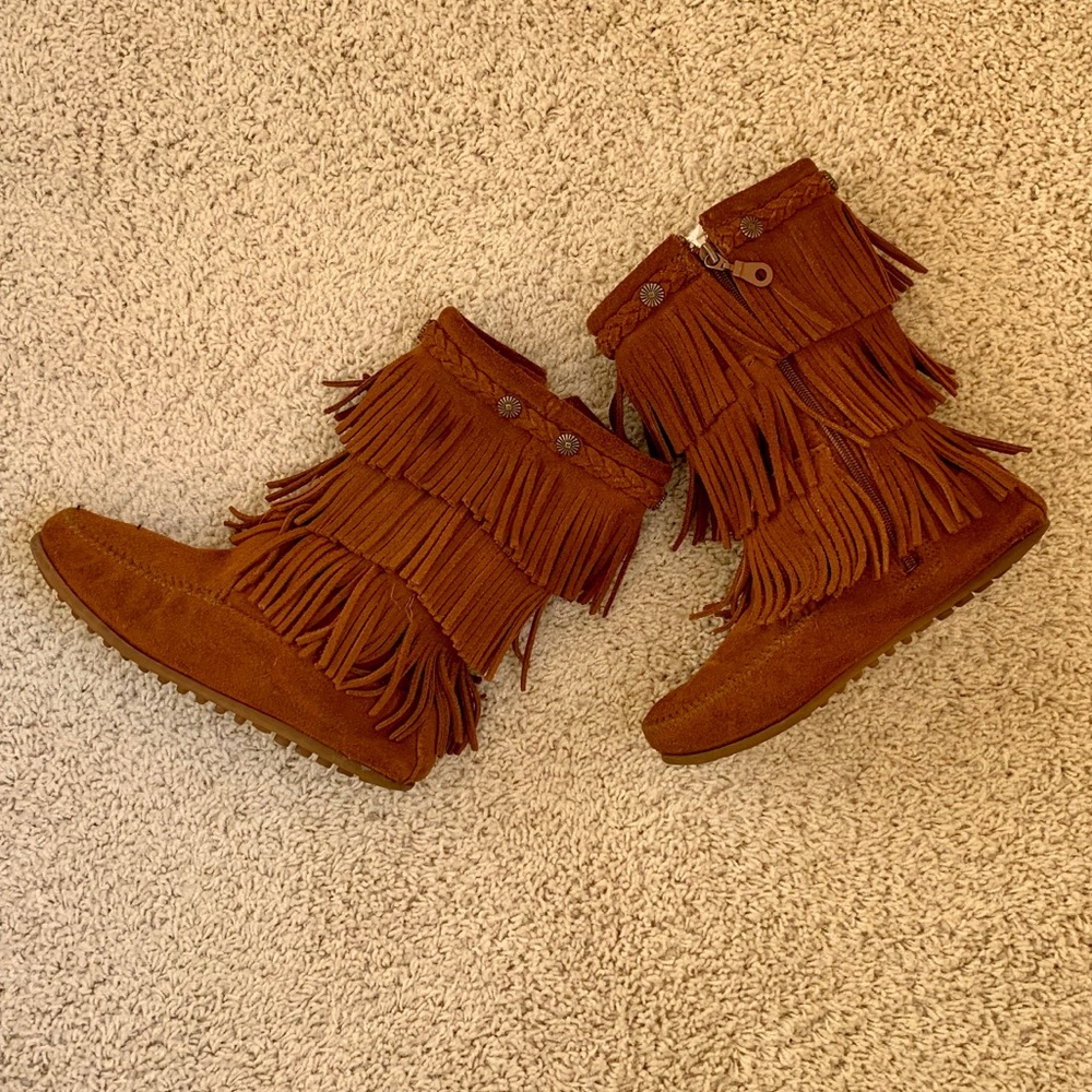 Girl’s Minnetonka Fringe Boots
